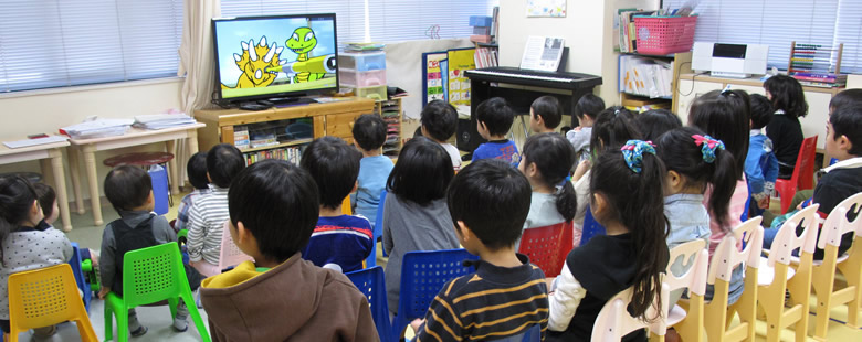 英語をDino Lingoで学習する日本の幼稚園の子供たち